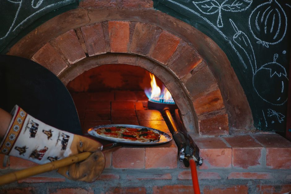 Gas vs Wood Pizza Oven: Which Should You Buy? (UK)